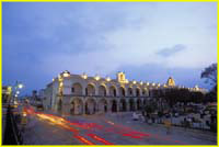 67 Antigua - Palacio de los Capitanes at dusk