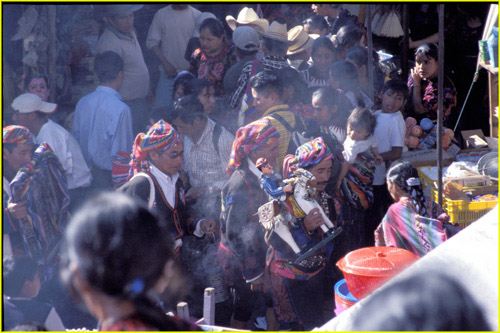 53 Chichicastenango - procession of a ''Cofradias''