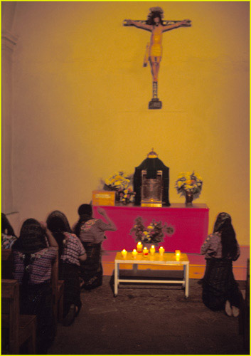 55 Santiago Atitlan church - Maya at prayer