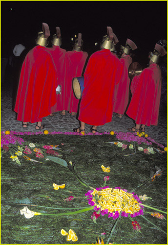 62 Anigua procession - in red robes