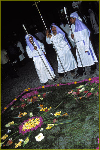 63 Antigua procession - in white robes