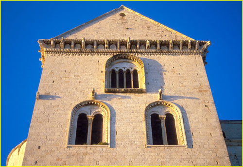 22e Trani Duomo Cathedral Architectual deatail-windows