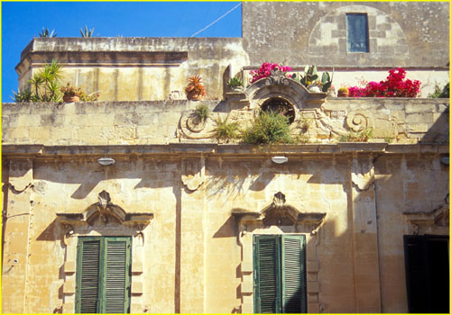 33b Lecce architectual details